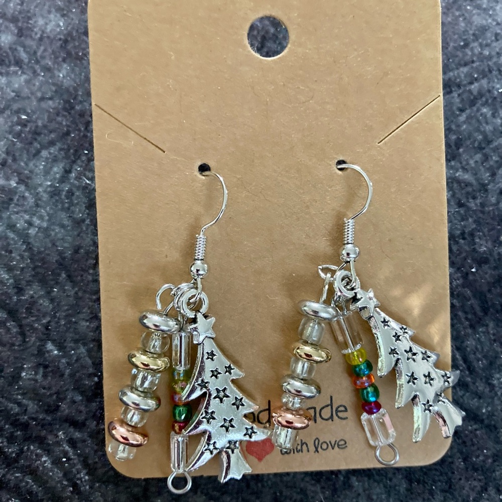🆕🌲MERRY CHRISTMAS TREE EARRINGS IN SILVER TONE. ADD COLOR AND CLASS. HANDMADE